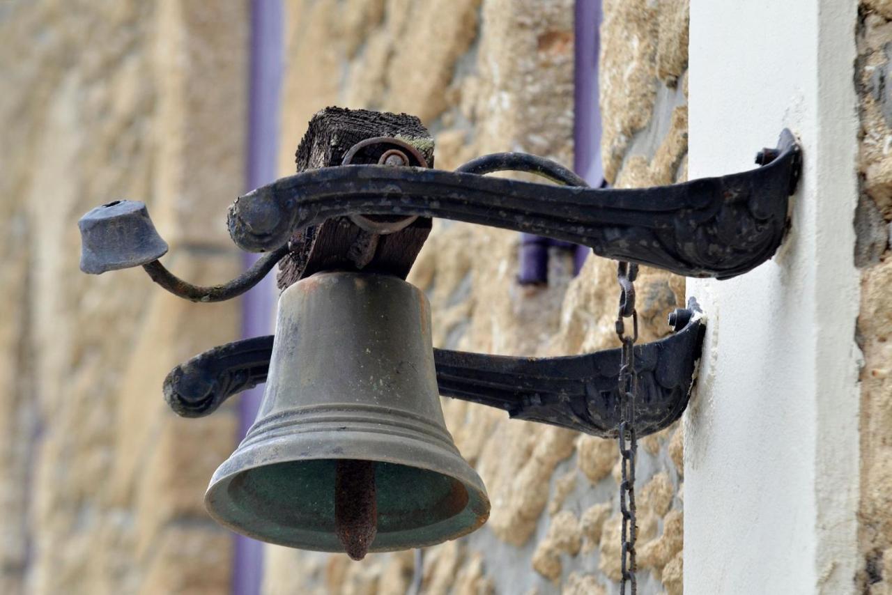 Les Volets Violets Bed & Breakfast Salles  Dış mekan fotoğraf