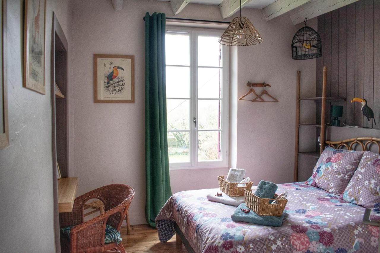 Les Volets Violets Bed & Breakfast Salles  Oda fotoğraf