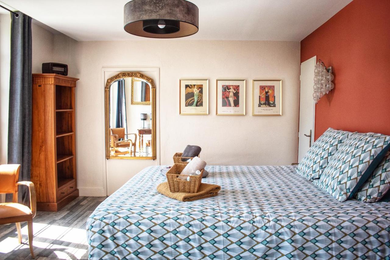 Les Volets Violets Bed & Breakfast Salles  Dış mekan fotoğraf