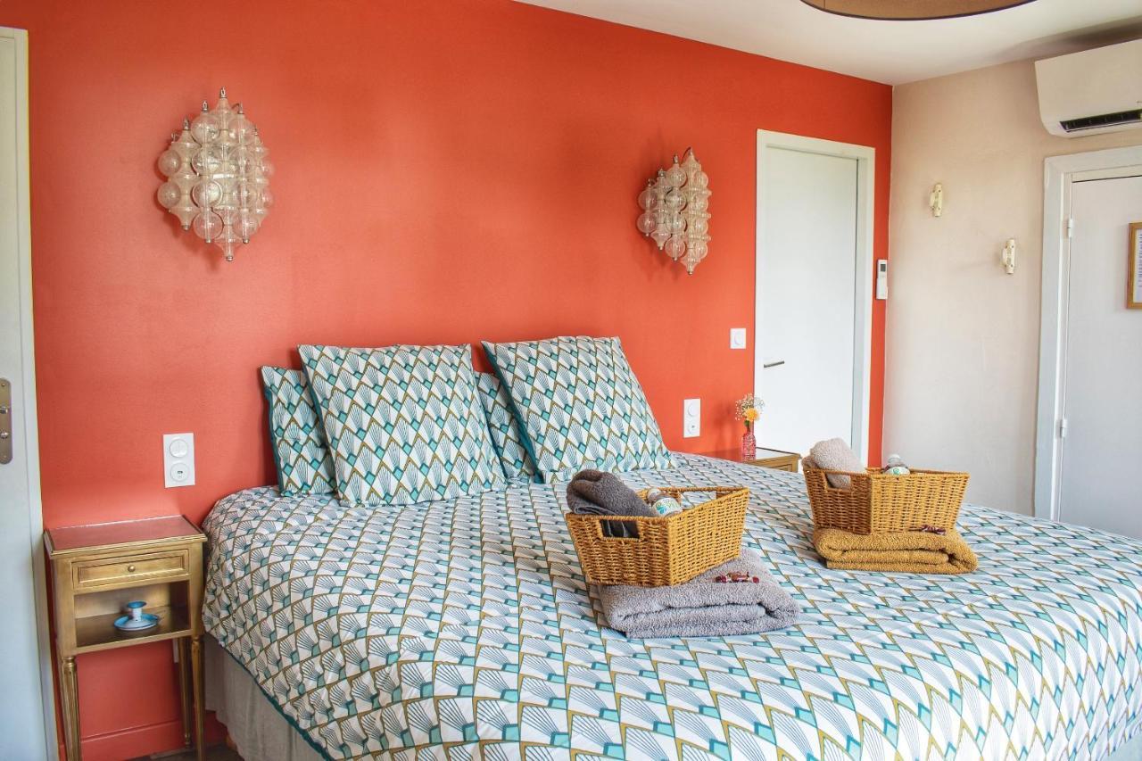 Les Volets Violets Bed & Breakfast Salles  Dış mekan fotoğraf