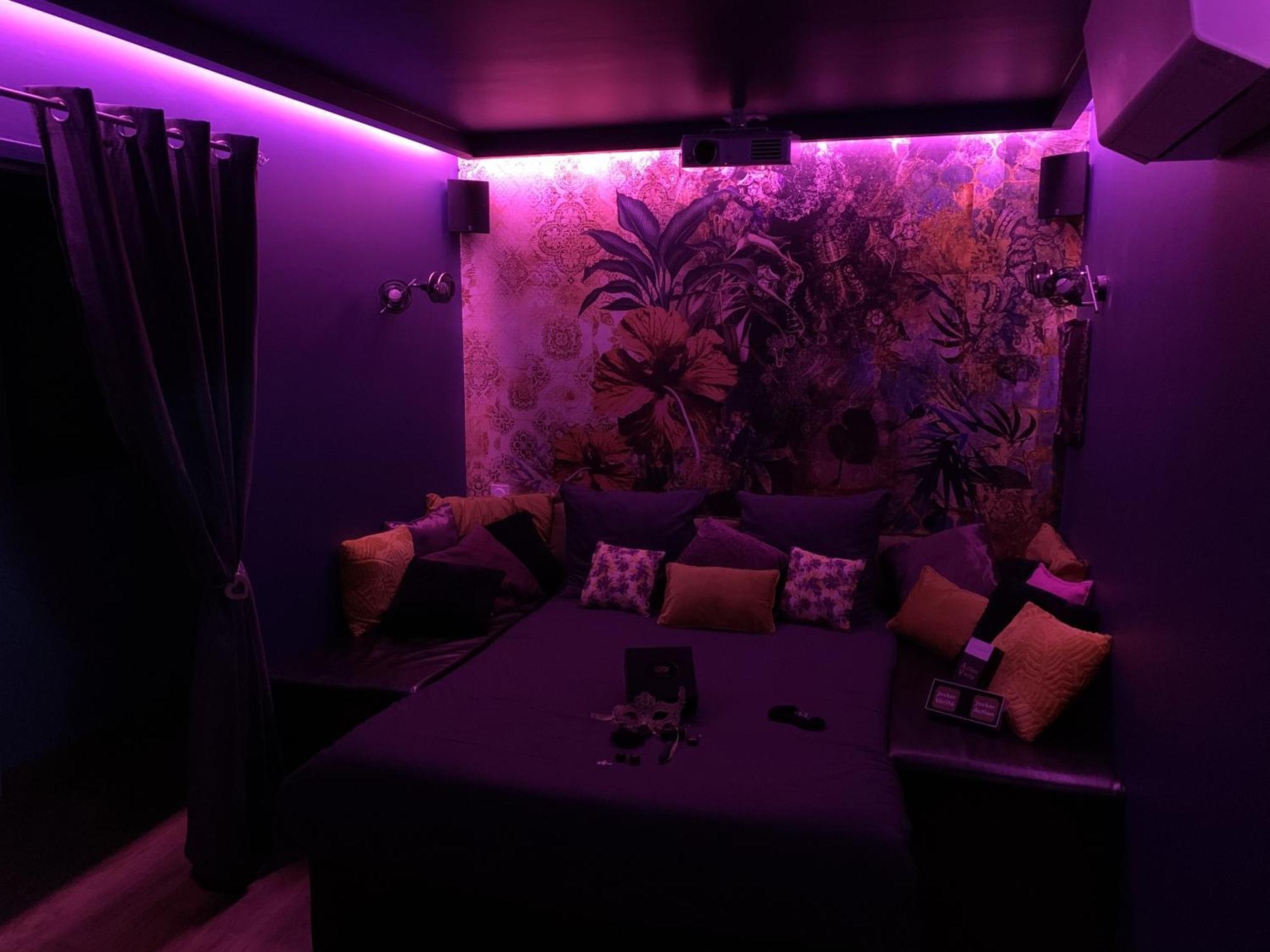 Les Volets Violets Bed & Breakfast Salles  Oda fotoğraf