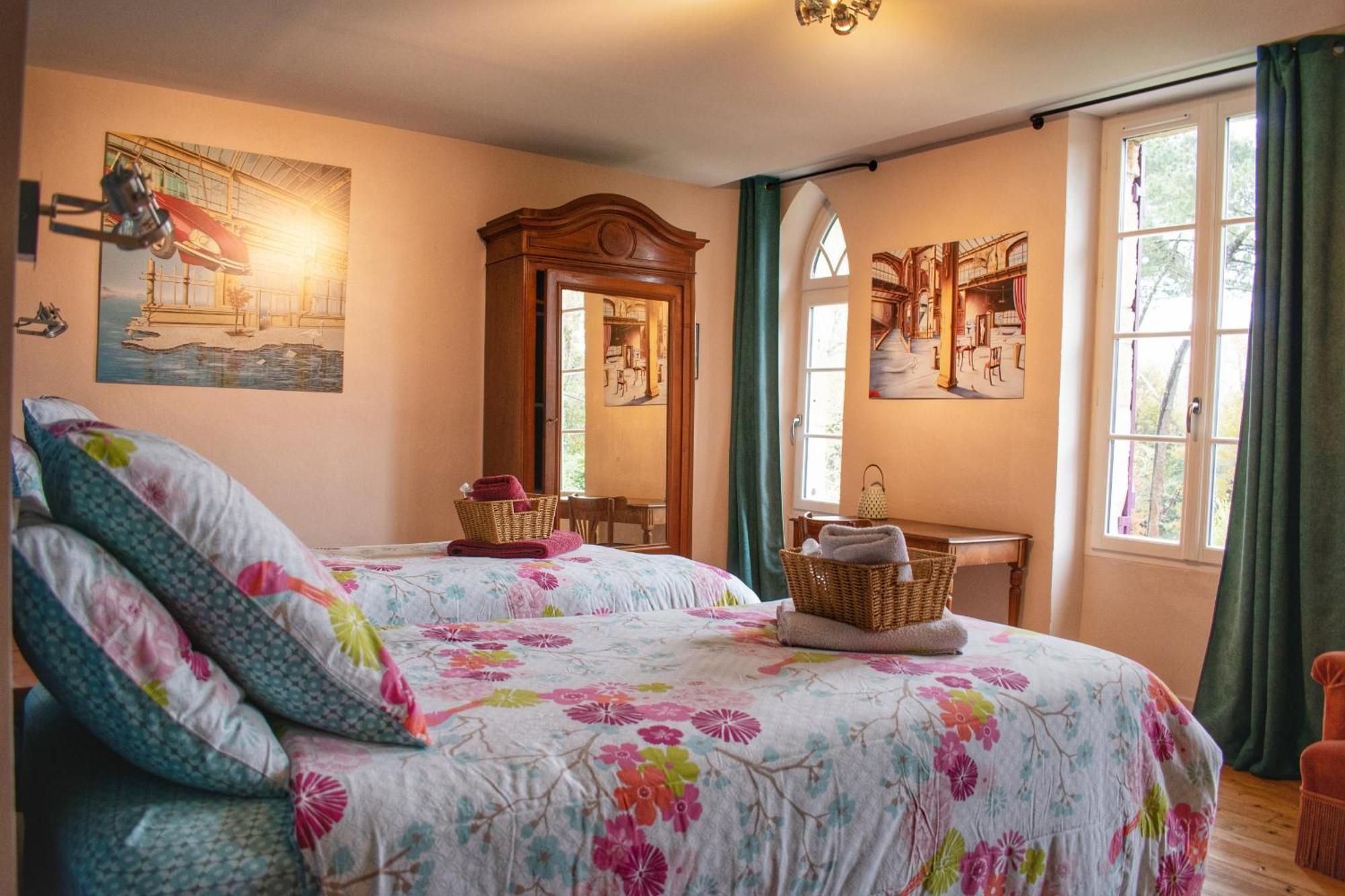 Les Volets Violets Bed & Breakfast Salles  Oda fotoğraf
