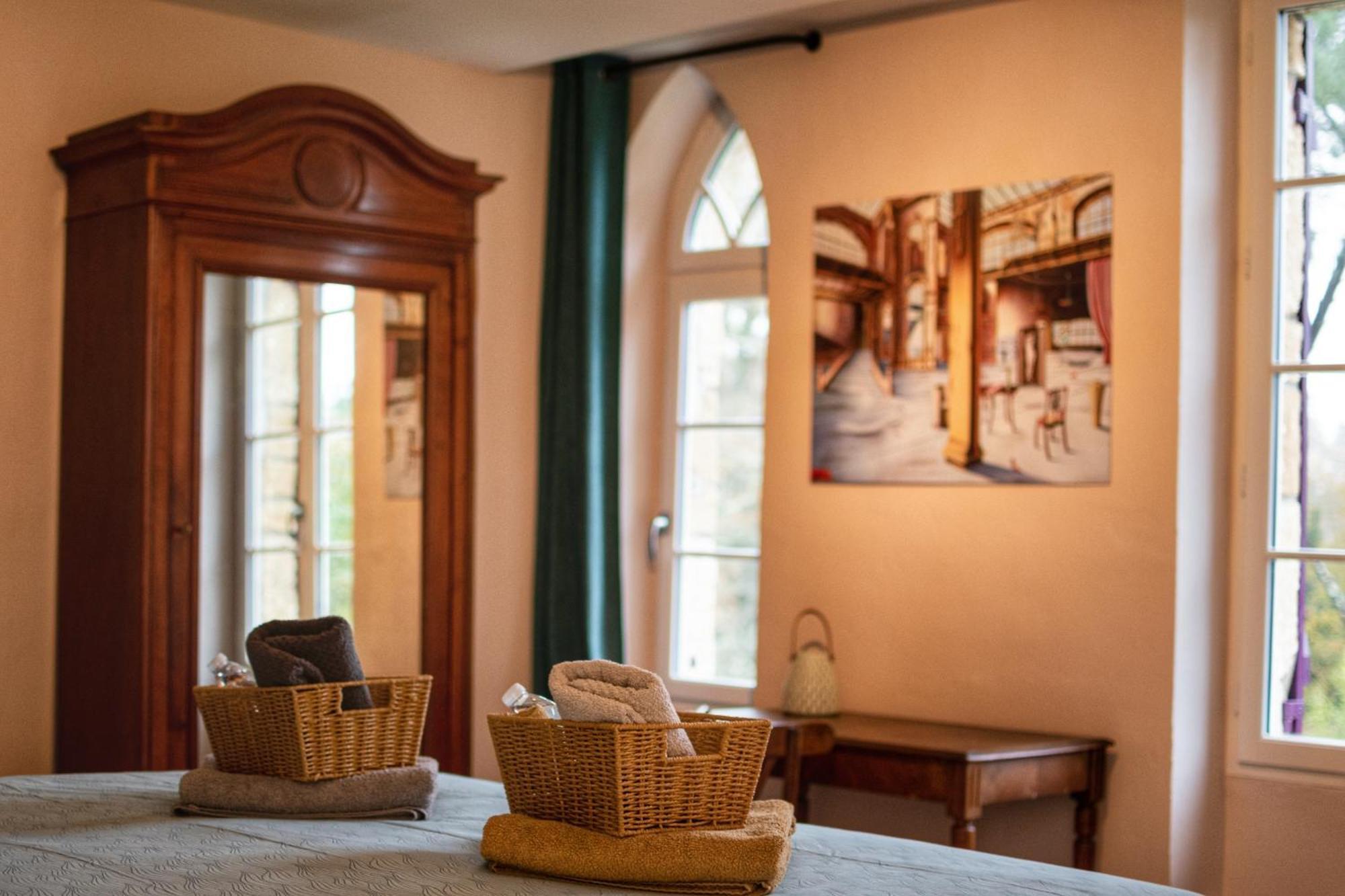 Les Volets Violets Bed & Breakfast Salles  Oda fotoğraf