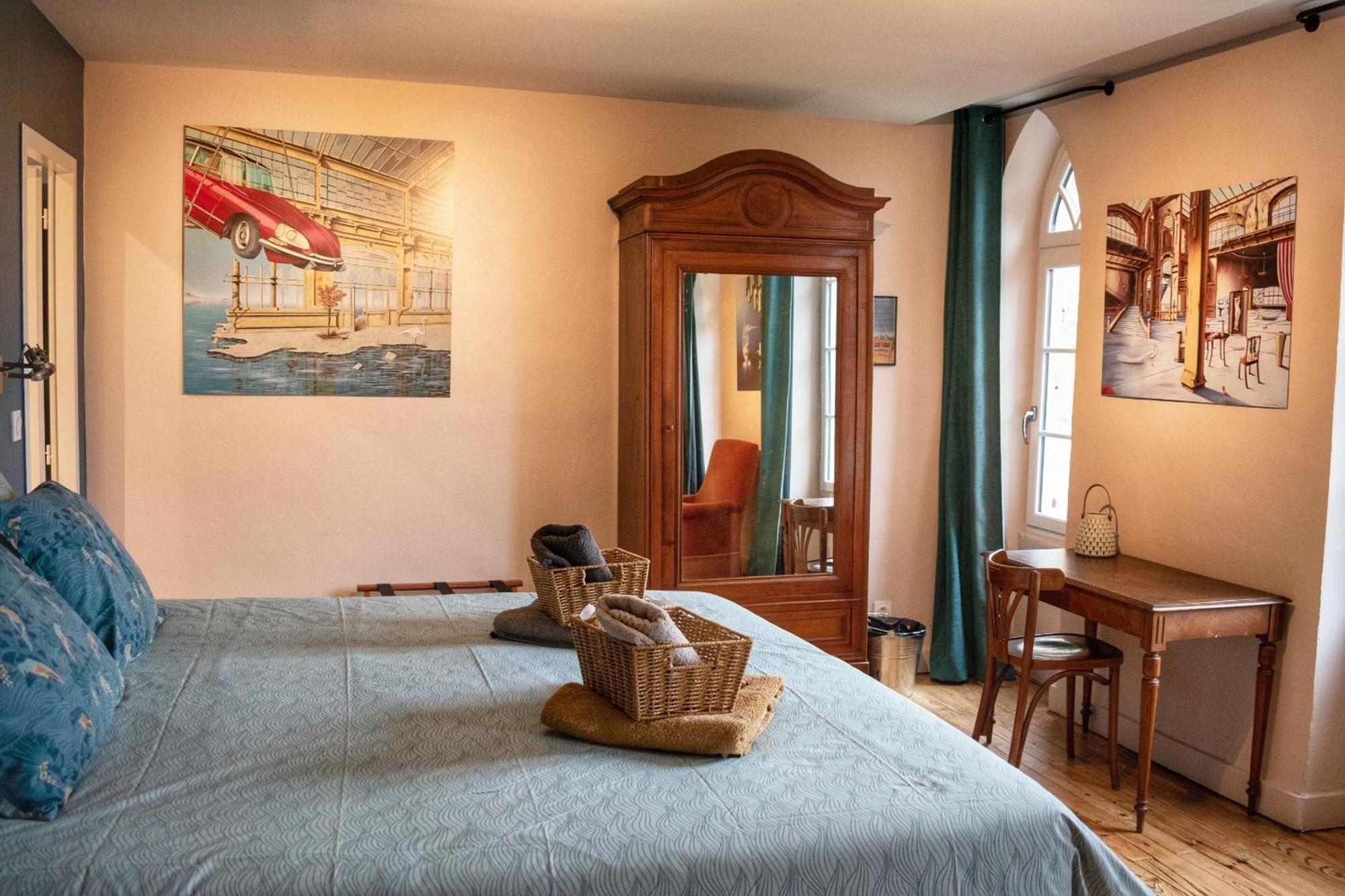 Les Volets Violets Bed & Breakfast Salles  Oda fotoğraf