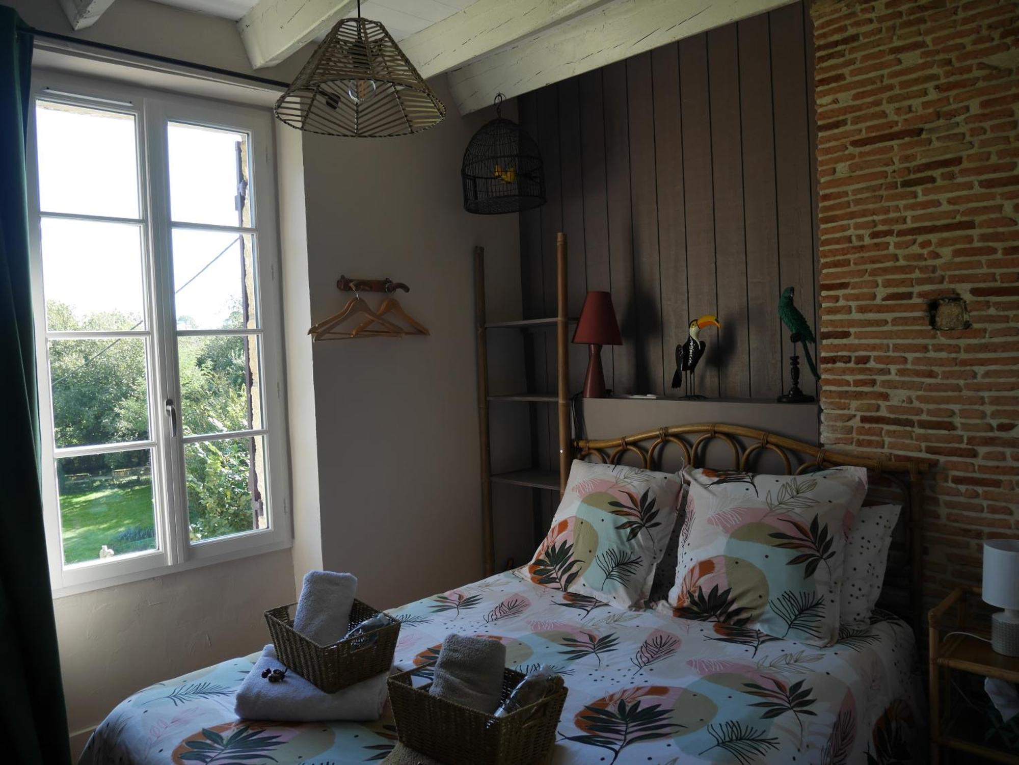 Les Volets Violets Bed & Breakfast Salles  Oda fotoğraf