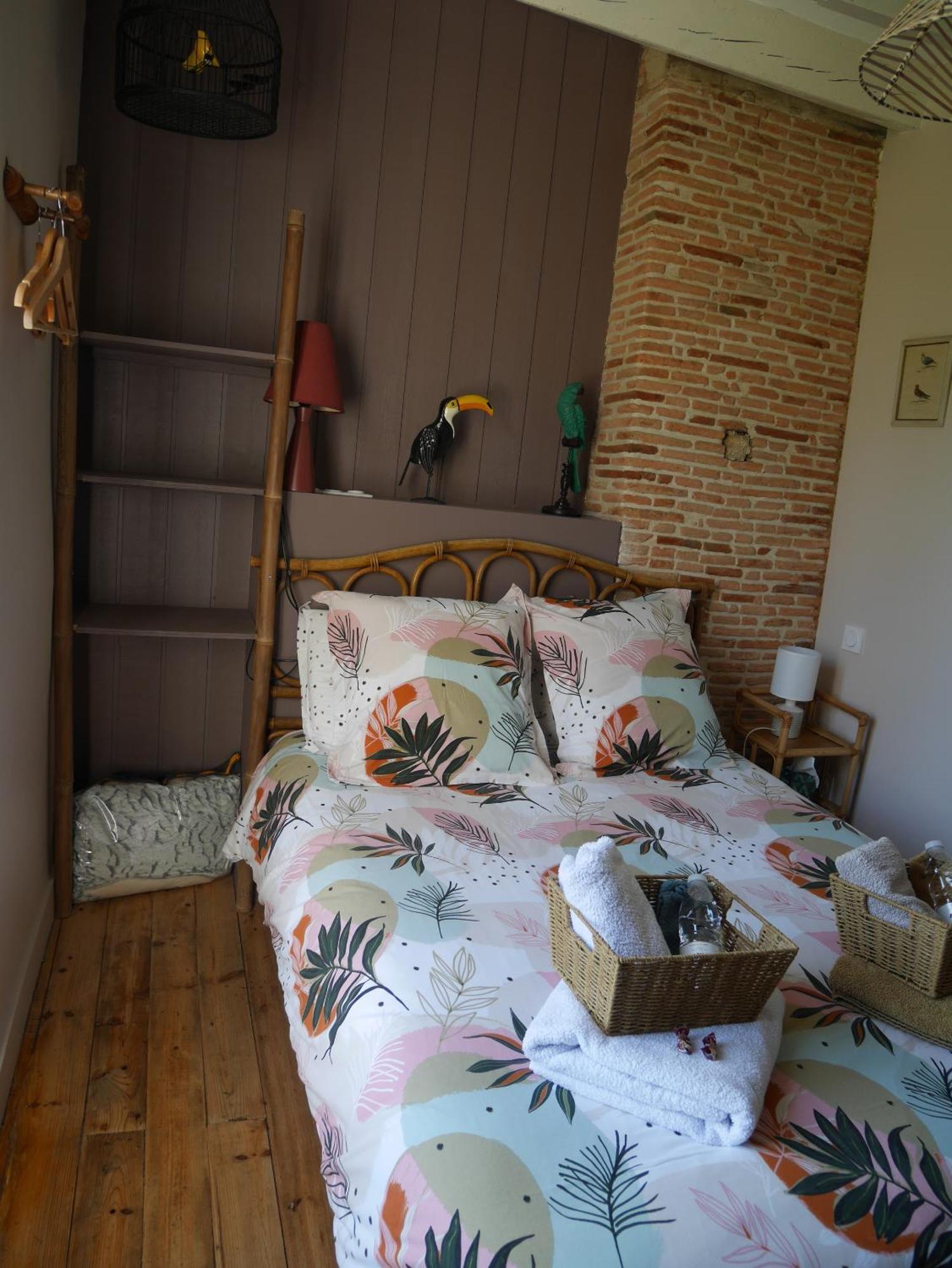 Les Volets Violets Bed & Breakfast Salles  Oda fotoğraf