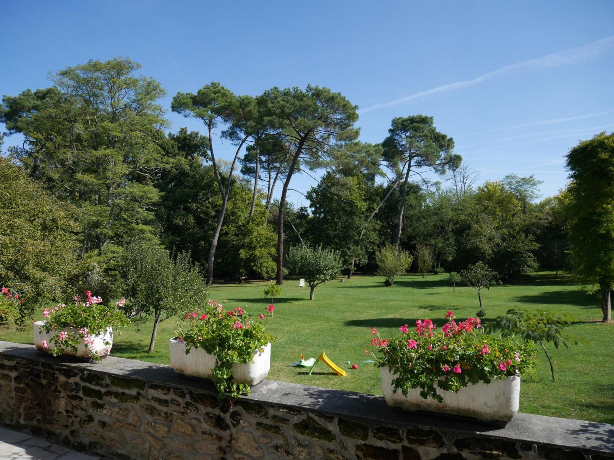Les Volets Violets Bed & Breakfast Salles  Dış mekan fotoğraf