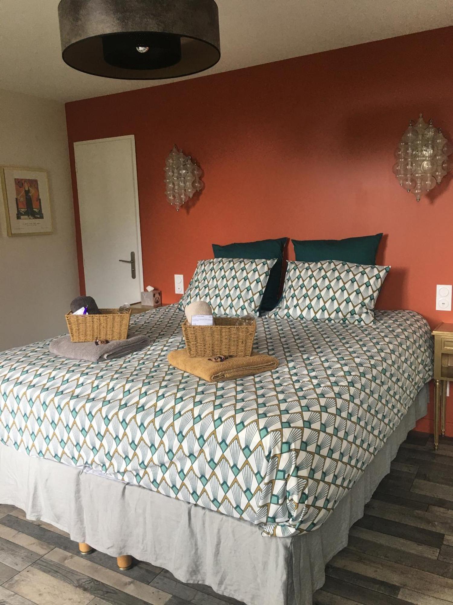 Les Volets Violets Bed & Breakfast Salles  Oda fotoğraf
