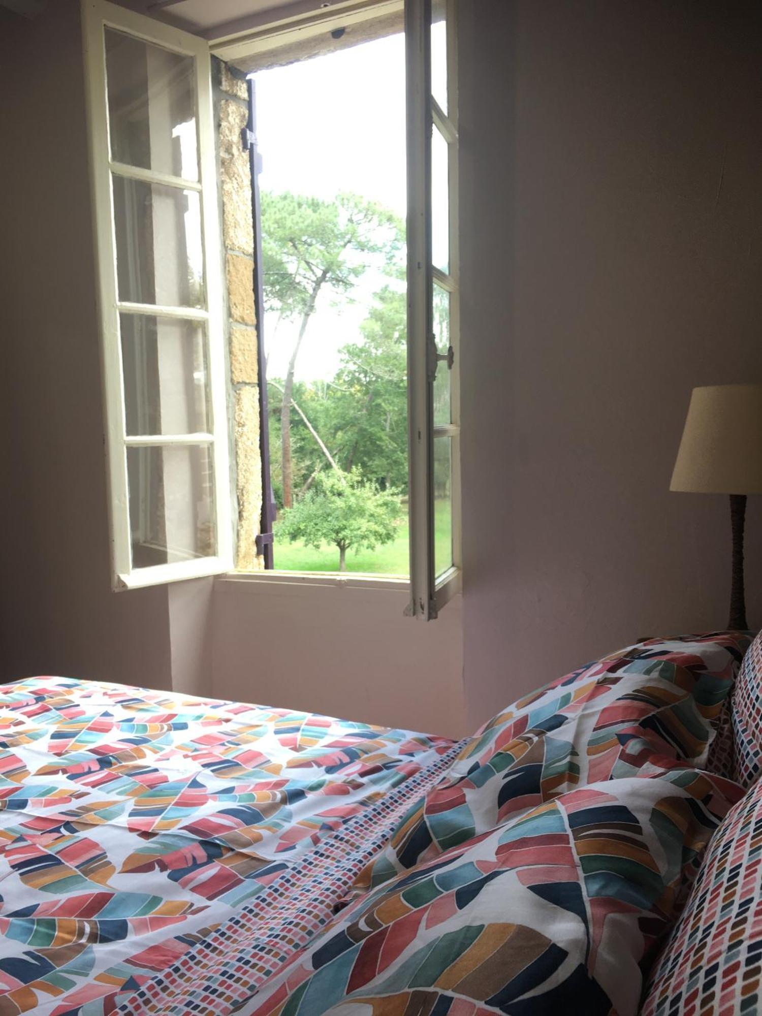 Les Volets Violets Bed & Breakfast Salles  Oda fotoğraf